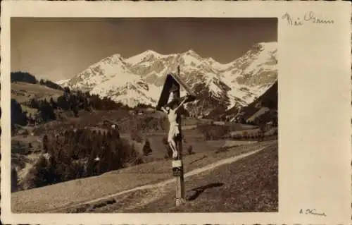 Ak Grins in Tirol, Gesamtansicht, Gebirge, Kruzifix