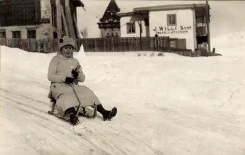 Foto Ak Wintersport, Frau fährt Schlitten, Geschäft von J. WIlli