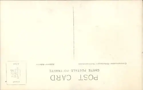 Foto Ak Wintersport, Frau fährt Schlitten, Geschäft von J. WIlli