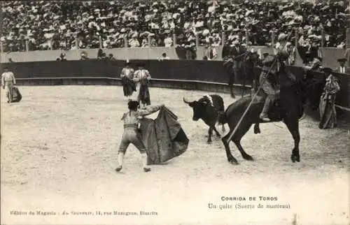 Ak Corrida de Toros, Un Quite, Suerte de manteau, Stierkampf