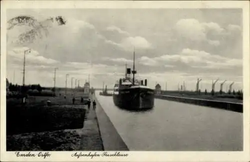 Ak Emden in Ostfriesland, Außenhafen Seeschleuse, Schiff