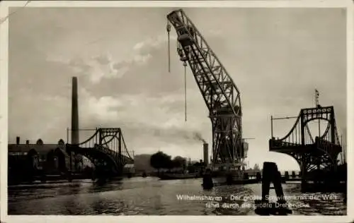 Ak Wilhelmshaven in Niedersachsen, Der größte Schwimmkran der Welt fährt durch die größte Drehbrücke