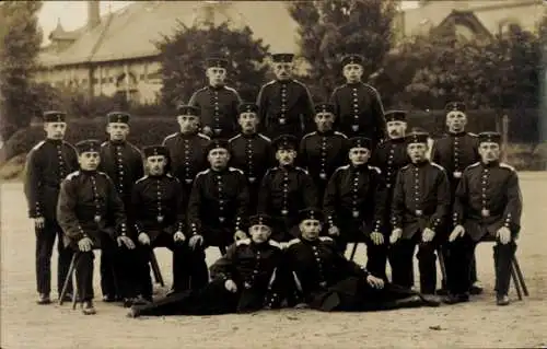 Foto Ak Neumünster in Holstein, Gruppenbild Soldaten in Uniform