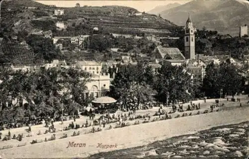 Ak Meran Merano Südtirol, Partie im Kurpark, Kirchturm, Berge