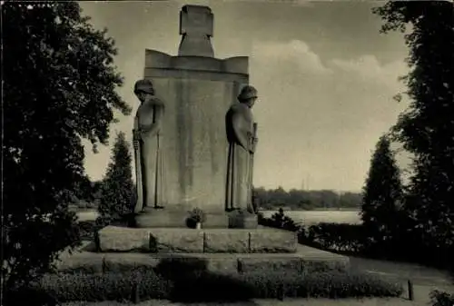 Ak Zwickau in Sachsen, Ehrenmal für die Gefallenen des Inf.-Reg. 133 am Schwanenteich