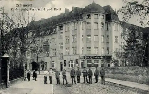 Ak Berlin Zehlendorf, Lindenpark, Restaurant und Hotel, Soldaten