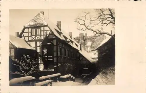 Foto Ak Lutherstadt Eisenach in Thüringen, Fachwerkhaus im Winter