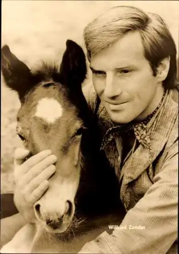 Ak Schauspieler Wilfried Zander, Defa Film, Spur des Falken, Portrait mit einem Fohlen