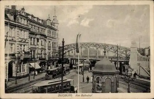 Ak Duisburg im Ruhrgebiet, Am Bahnhof, Straßenbahnen