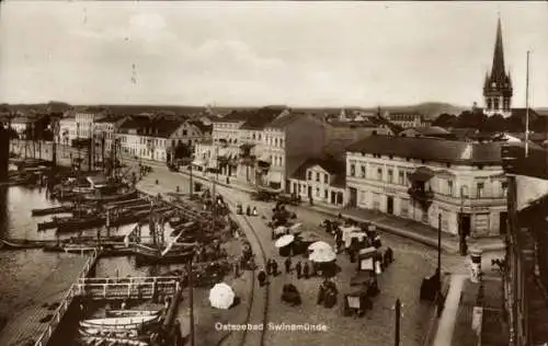 Ak Świnoujście Swinemünde Pommern, Hafenpromenade