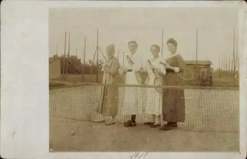 Foto Ak Tennisspielplatz, 4 Tennisspielerinnen