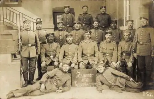 Foto Ak Deutsche Soldaten in Uniform, Gruppenfoto, Zimmer Nr 6, Kriegsjahr 1914/1915