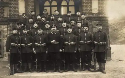 Foto Ak Deutsche Soldaten in Uniform, Gruppenbild, I. WK