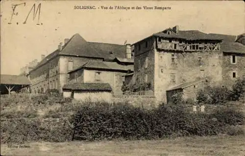 Ak Solignac Haute Vienne, Vue de l'Abbaye et des Vieux Remparts