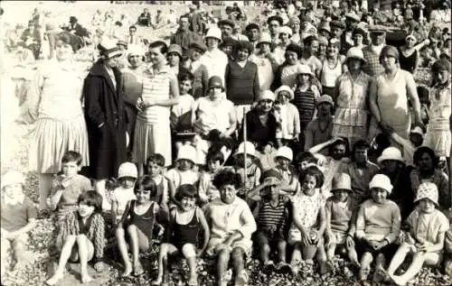 Foto Ak Le Tréport Seine Maritime, Gruppenaufnahme am Strand