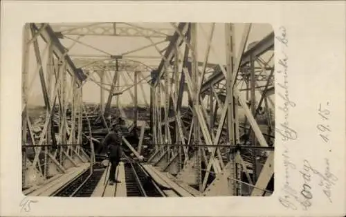 Foto Ak Frankreich, Kriegszerstörungen, gesprengte Eisenbahnbrücke