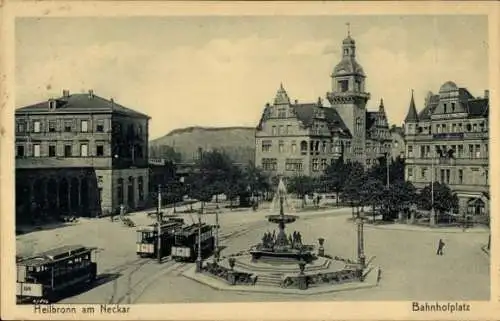 Ak Heilbronn am Neckar, Bahnhofplatz, Brunnen, Straßenbahnen