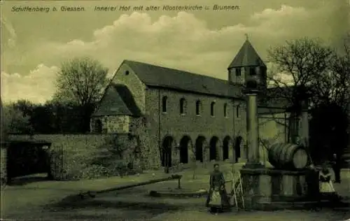 Ak Gießen an der Lahn, Kloster Schiffenberg, Innerer Hof, alte Klosterkirche, Brunnen