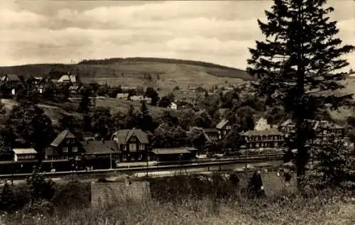 Ak Schmiedefeld am Rennsteig Suhl, Bahnhof Rennsteig, Gesamtblick, Eisenbahn