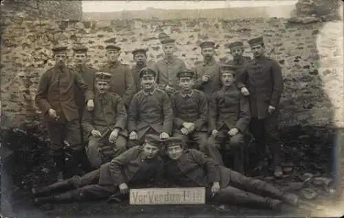 Foto Ak Verdun Lothringen Meuse, Deutsche Soldaten in Uniformen, I WK