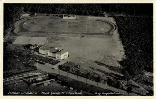 Ak Löcknitz in Vorpommern, Fliegeraufnahme, Neuer Sportplatz, Sporthalle