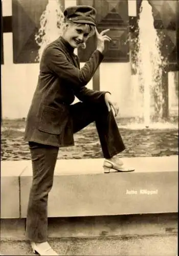 Ak Schauspielerin Jutta Klöppel, Brunnen, Film Hauptmann Florian von der Mühle