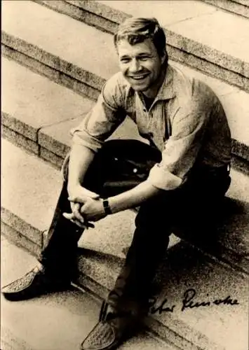 Ak Schauspieler Hans-Peter Reinecke, Portrait auf Stufen,