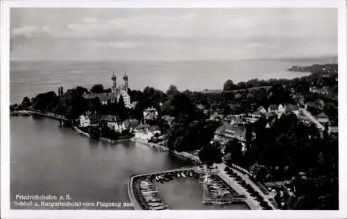 Ak Friedrichshafen am Bodensee, Schloss und Kurgartenhotel, Fliegeraufnahme