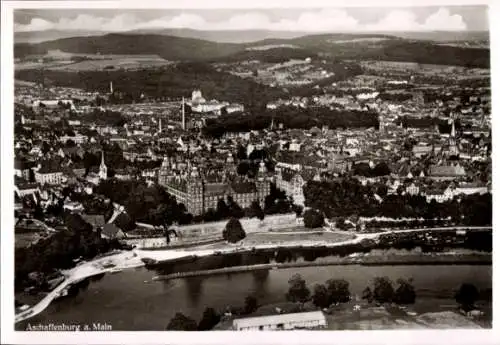 Ak Aschaffenburg Unterfranken Bayern, Fliegeraufnahme, Blick auf die Stadt und Umgebung