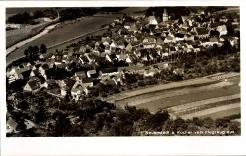 Ak Neuenstadt am Kocher, Fliegeraufnahme des Ortes, Kirche, Wohnhäuser