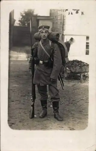 Foto Ak Deutscher Soldat in Uniform, Kaiserzeit, Gewehr, Rucksack