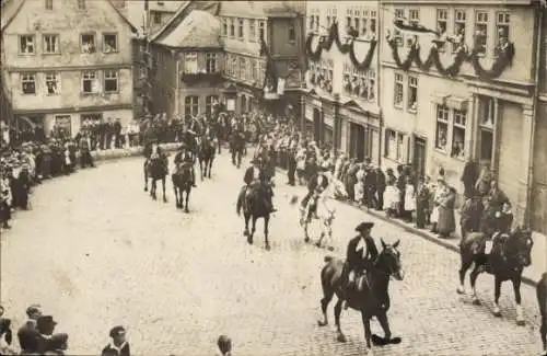 Foto Ak Deutschland, Fest, Männer zu Pferden, Festschmuck