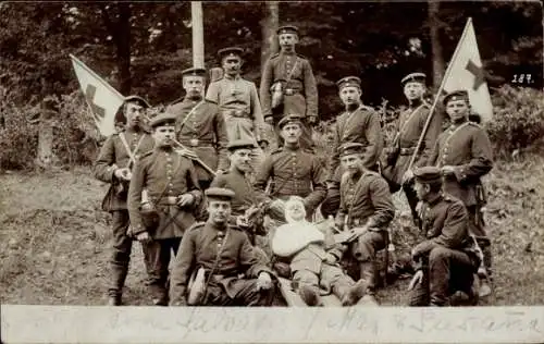 Foto Ak Deutsche Soldaten in Uniformen, Verletzter Soldat, Kaiserzeit