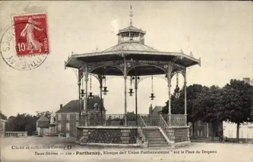 Ak Parthenay Deux Sèvres, Kiosque de l'Union Parthenaisienne sur la Place du Drapeau