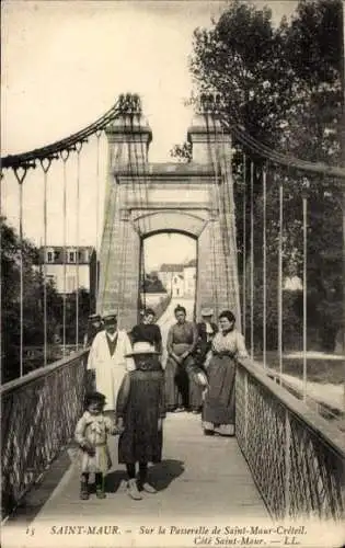 Ak Saint Maur des Fossés Val de Marne, Sur la Passerelle de Saint-Maur-Creteil