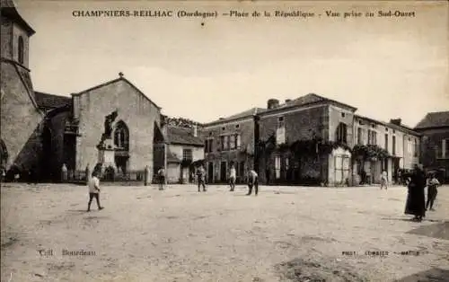 Ak Champniers-Reilhac Dordogne, Place de la Republique, Vue prise au Sud-Ouest