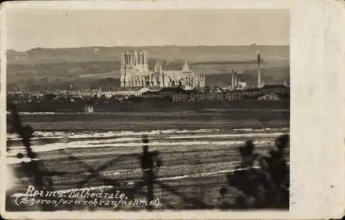 Foto Ak Reims Marne, Kathedrale, Aufnahme durch ein Scherenfernrohr