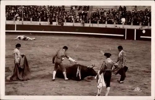 Ak Course de Taureaux, Le Coup de Grâce, Corrida de toros, Golpe de gracia