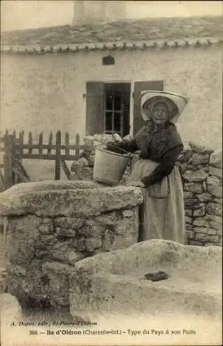 Ak Ile d’Oléron Charente Maritime, Frau in französischer Tracht, Wasserschöpferin