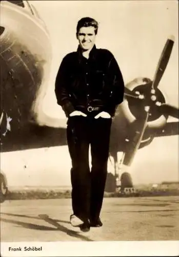 Ak Schauspieler und Sänger Frank Schöbel, Portrait, DEFA Film, Flugzeug