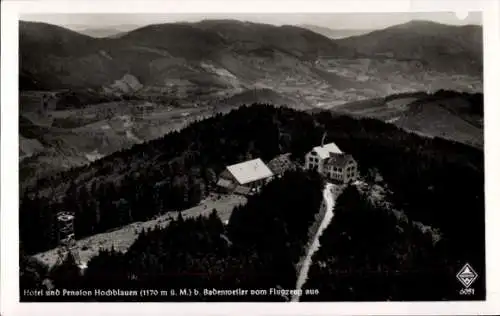 Ak Badenweiler im Kreis Breisgau Hochschwarzwald, Fliegeraufnahme von Hotel und Pension Hochblauen