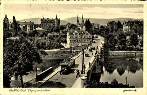 Ak Saalfeld an der Saale Thüringen, Stadteingang, Autos, Brücke, Kirche