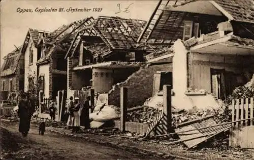 Ak Oppau Ludwigshafen, Ruine nach der Explosion am 21 September 1921, Passanten