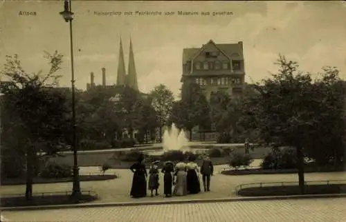 Ak Hamburg Altona, Kaiserplatz m. Petrikirche vom Museum aus gesehen, Springbrunnen