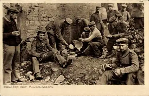 Ak Schlesier beim Plinsenbacken, deutsche Soldaten in Uniform, I WK