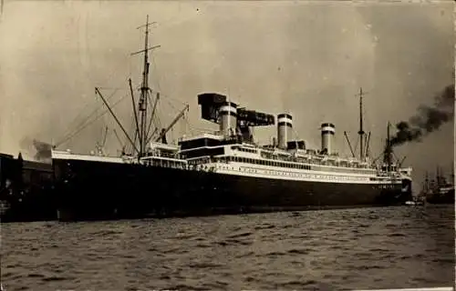 Foto Ak Dampfschiff Reliance, HAPAG, in einem Hafen, Hafenkran