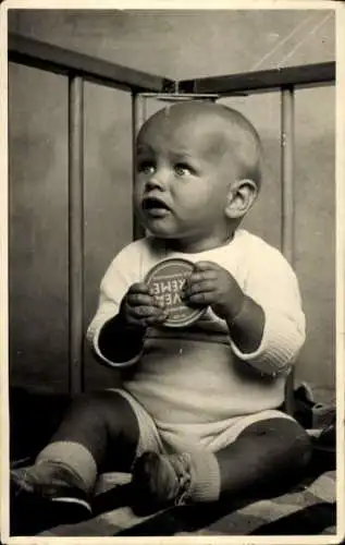 Foto Ak Baby mit Nivea Cremedose, Juli 1942