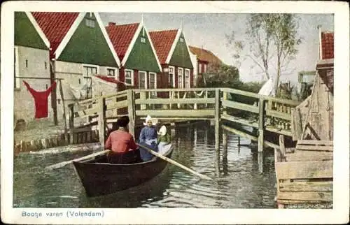 Ak Volendam Nordholland Niederlande, Bootje varen, Brücke, Frau in Tracht