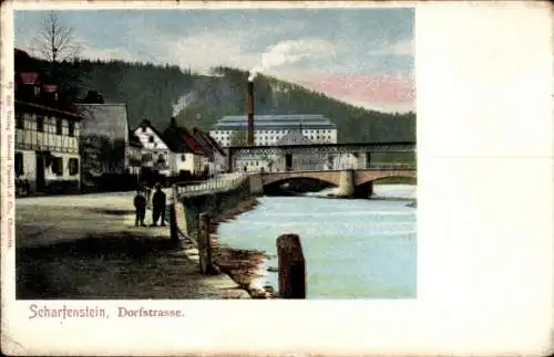 Ak Scharfenstein Drebach im Erzgebirge Sachsen, Dorfstraße, Passanten, Brücke, Schornstein