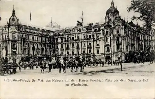 Ak Wiesbaden in Hessen, Kaiser-Friedrich-Platz, Nassauer Hof, Frühjahrs-Parade Sr. Maj. des Kaisers